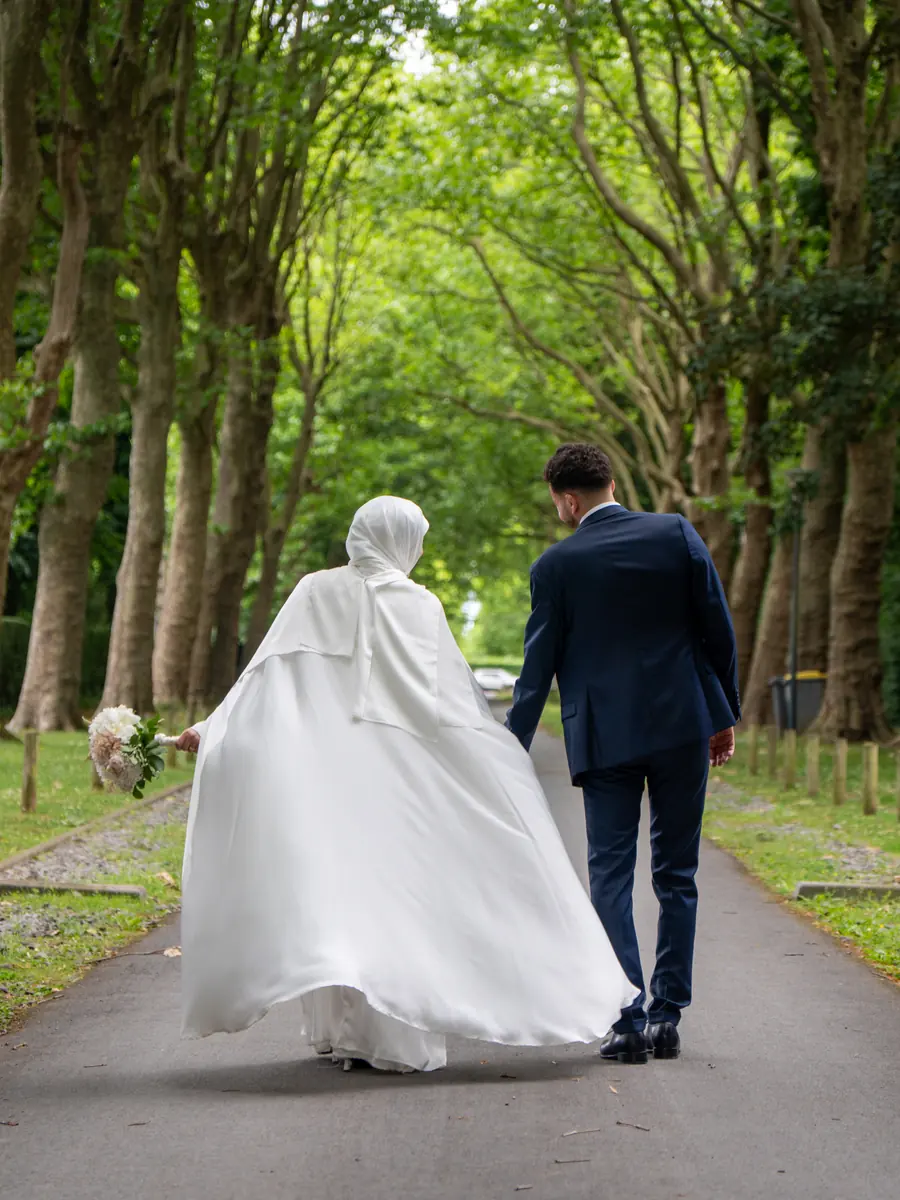 Rayan et Sophia marchant ensemble pendant leur mariage